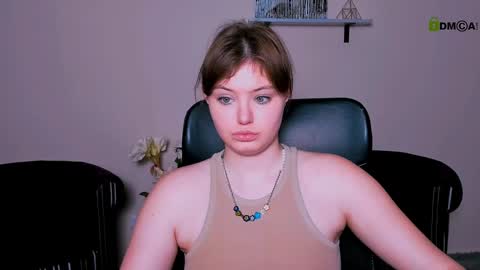 Snapshot of nikol_kitt chatting on December 18, 11:19 pm Little Niko Help me reach my goals online show from December 18, 11:19 pm
