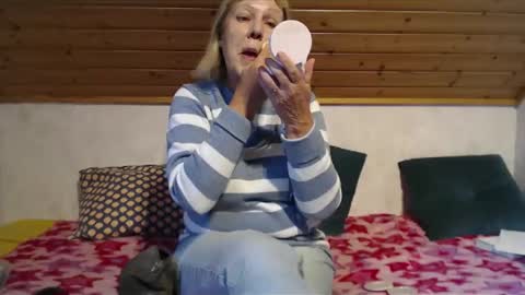 Snapshot of nikole111 chatting on October 12, 11:31 am Nikole1 online show from October 12, 11:31 am