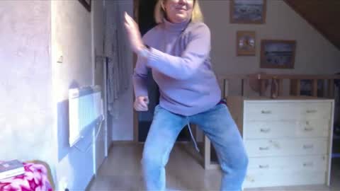 Snapshot of nikole111 chatting on November 21, 11:20 am Nikole1 online show from November 21, 11:20 am