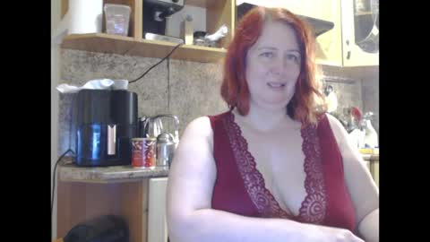 Snapshot of nikolettared chatting on June 5, 10:26 pm Nikoletta online show from June 5, 10:26 pm