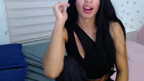 Snapshot of nila_kaia chatting on November 5, 2:22 am nila online show from November 5, 2:22 am