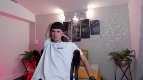 Snapshot of nils_saint chatting on September 21, 4:25 am Nils online show from September 21, 4:25 am