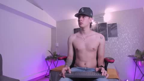 Snapshot of nils_saint chatting on October 6, 4:21 am Nils online show from October 6, 4:21 am