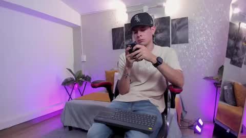 Snapshot of nils_saint chatting on October 7, 3:25 am Nils online show from October 7, 3:25 am