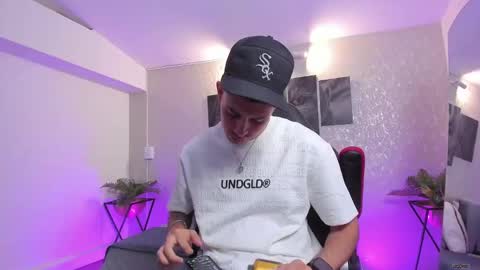 Snapshot of nils_saint chatting on October 15, 4:12 am Nils online show from October 15, 4:12 am