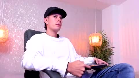 Snapshot of nils_saint chatting on October 19, 4:02 am Nils online show from October 19, 4:02 am