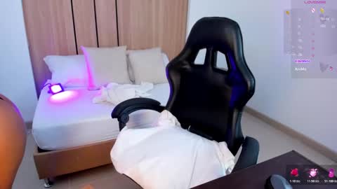 N I N A online show from March 26, 2:39 am