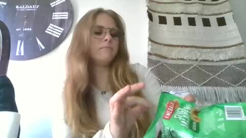ninabeanzz online show from September 18, 2:19 pm