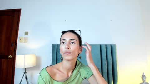 Snapshot of ninacavallli chatting on December 18, 6:03 pm Nina online show from December 18, 6:03 pm