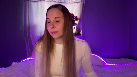 ninaglow_ online show from September 24, 1:47 pm