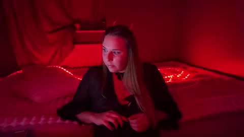 ninaglow_ online show from October 6, 6:38 pm