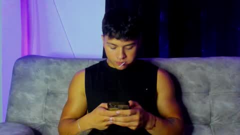 Snapshot of noah_223 chatting on December 15, 4:28 am noah_223 online show from December 15, 4:28 am