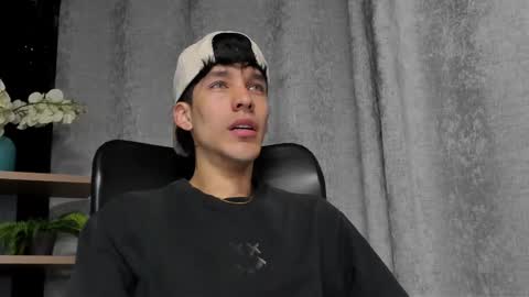 Snapshot of noah_brigth chatting on February 27, 12:43 am Noah Brigth online show from February 27, 12:43 am