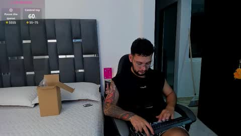 Snapshot of noah_corvelle chatting on November 16, 1:33 am NOAH online show from November 16, 1:33 am