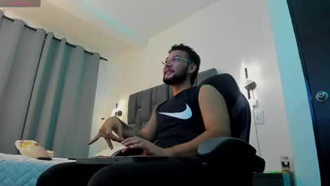 Snapshot of noah_corvelle chatting on November 19, 12:10 am NOAH online show from November 19, 12:10 am