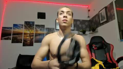 noah_flynn1 online show from March 16, 9:02 am