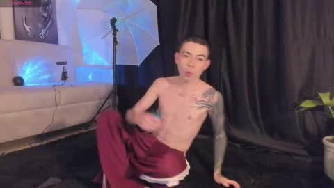 Snapshot of noah_lambert chatting on November 28, 6:38 am Noah online show from November 28, 6:38 am