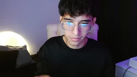 Snapshot of noah_millerx_ chatting on July 4, 9:43 pm noah online show from July 4, 9:43 pm