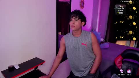 noah_smith04 online show from October 4, 9:02 pm