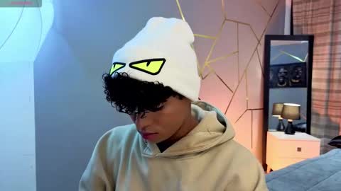 noah_smith04 online show from November 26, 12:17 pm