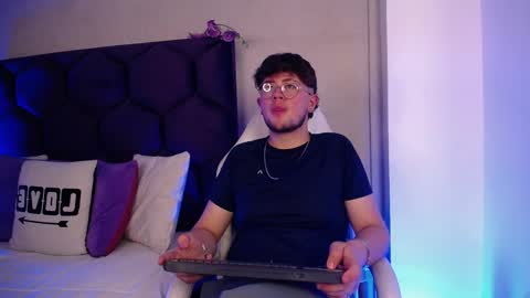 Noah online show from February 9, 8:24 pm