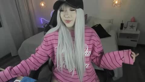 Snapshot of noahcryptic chatting on February 17, 5:59 am Noah online show from February 17, 5:59 am