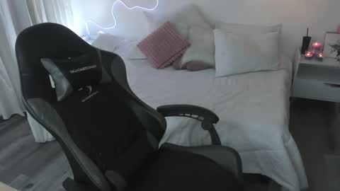 Snapshot of noahcryptic chatting on March 18, 5:54 am Noah online show from March 18, 5:54 am