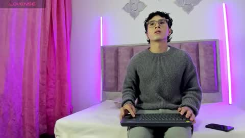 noahjhoness online show from September 15, 12:38 pm