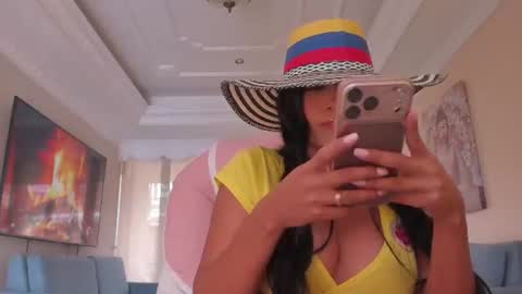 Snapshot of noemibcnz chatting on June 17, 3:35 pm In instagram dayhannanoemi online show from June 17, 3:35 pm