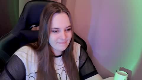 noir_ember_ online show from December 5, 1:52 pm