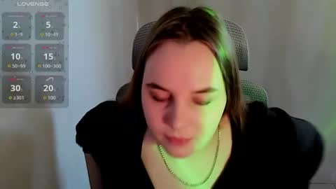 noir_ember_ online show from June 20, 9:34 am