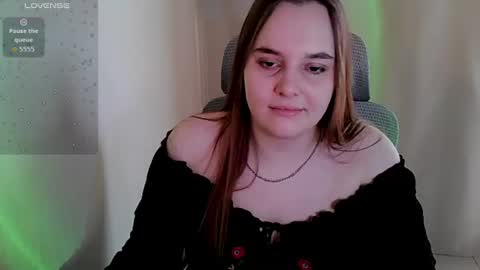 noir_ember_ online show from July 10, 1:36 pm