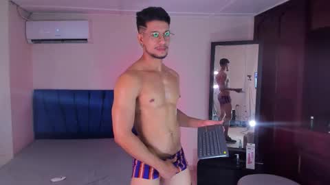 Snapshot of nolan_joness chatting on February 12, 8:37 pm Im Nolan online show from February 12, 8:37 pm
