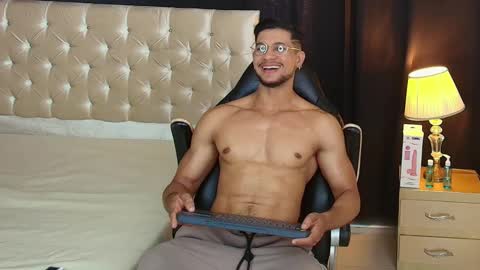 Snapshot of nolan_joness chatting on February 13, 7:43 pm Im Nolan online show from February 13, 7:43 pm