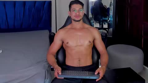 Snapshot of nolan_joness chatting on February 21, 9:49 pm Im Nolan online show from February 21, 9:49 pm