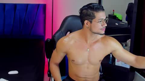 Snapshot of nolan_joness chatting on March 17, 7:39 pm Im Nolan online show from March 17, 7:39 pm