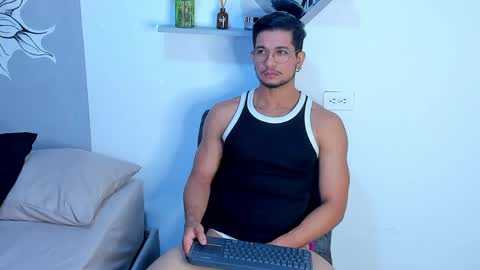 Snapshot of nolan_joness chatting on May 31, 1:58 am Im Nolan online show from May 31, 1:58 am