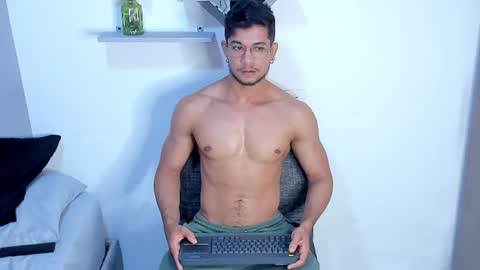 Snapshot of nolan_joness chatting on June 16, 2:25 am Im Nolan online show from June 16, 2:25 am
