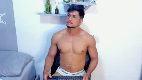 Snapshot of nolan_joness chatting on July 1, 11:04 pm Im Nolan online show from July 1, 11:04 pm