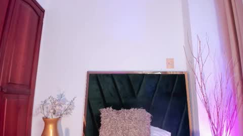 Nora Da Silva online show from November 11, 1:05 am