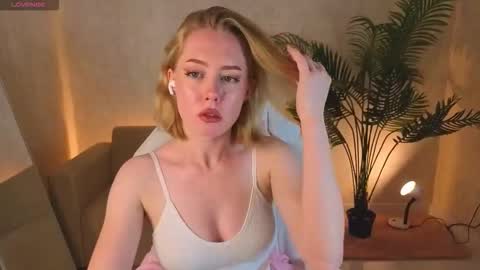 Snapshot of noracollins chatting on December 15, 8:18 am Nora online show from December 15, 8:18 am