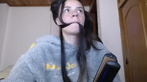 noreen_ online show from May 17, 11:34 pm