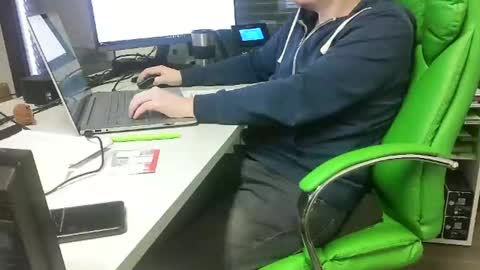 Snapshot of numlove chatting on December 9, 10:32 am Slave for Mistress and Master online show from December 9, 10:32 am