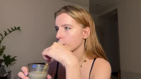 nura_foxx online show from December 17, 1:11 am