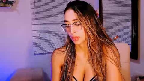 Nycole online show from November 9, 1:59 am