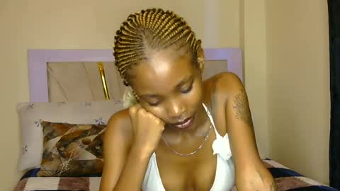 Snapshot of nyra_vesper chatting on June 18, 11:14 am Lexi i online show from June 18, 11:14 am