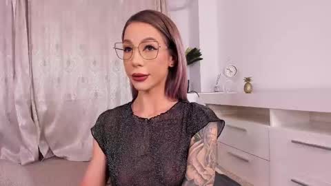 nyrobinova online show from December 9, 4:01 am