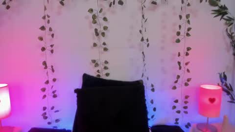 Snapshot of nyx_nayla chatting on March 5, 6:01 am online show from March 5, 6:01 am