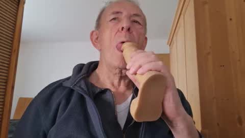 obediently77 online show from May 6, 9:58 am