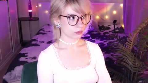 Snapshot of obedientt_ chatting on March 26, 8:31 am Moonlight online show from March 26, 8:31 am